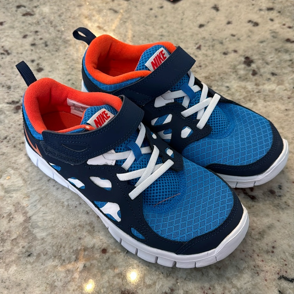 NEW size 3 youth boys Nike free run 2